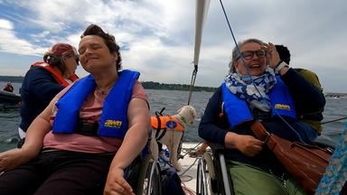 Zwei Rollstuhlfahrerinnen segeln auf der Kieler Woche.
