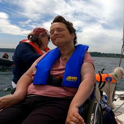Zwei Rollstuhlfahrerinnen segeln auf der Kieler Woche.