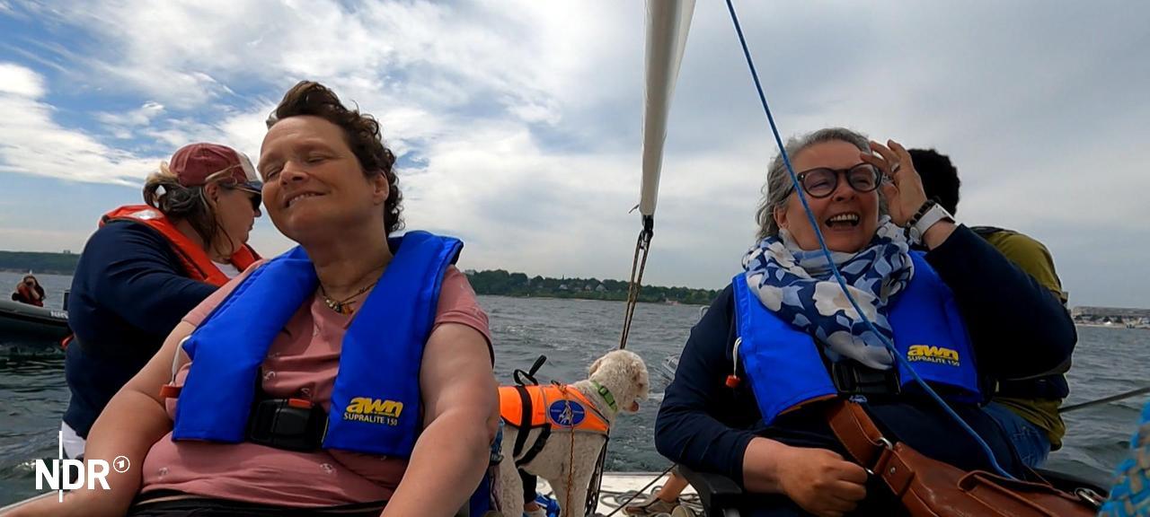 Zwei Rollstuhlfahrerinnen segeln auf der Kieler Woche. | NDR, NDR Zwei Rollstuhlfahrerinnen segeln auf der Kieler Woche.