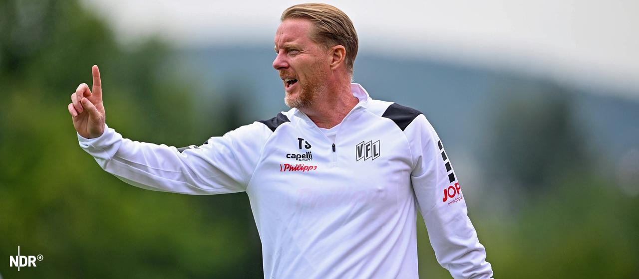Osnabrücks Trainer Timo Schultz zeigt mit dem rechten Zeigefinger nach oben.