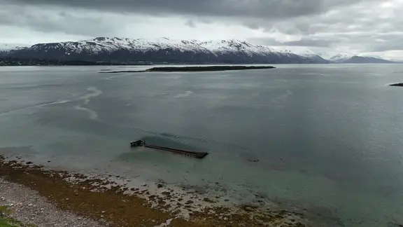 Ein Wrackteil des deutschen Kriegsschiffs "Tirpitz" vor der norwegischen Küste