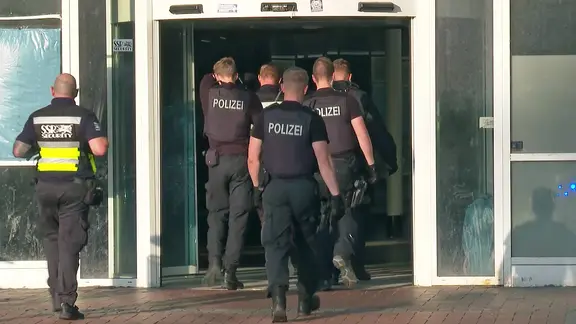 Polizisten während eines Einsatzes am Klenow Tor in Rostock Groß Klein.