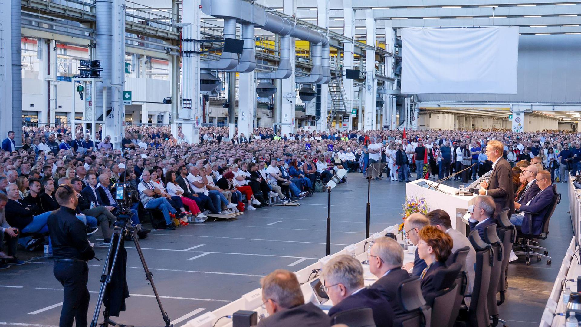 Betriebsversammlung bei VW: Blume bekommt Unmut zu spüren