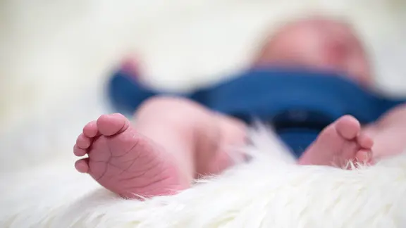 Die Füße eines neugeborenen Babys.