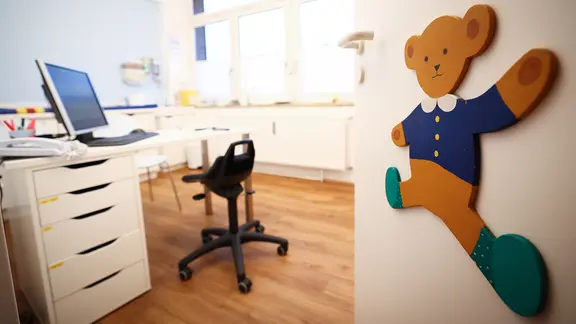 Blick in ein Behandlungszimmer in einer Gemeinschaftspraxis von Kinderärzten.