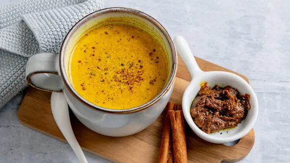 Goldene Milch mit Gewürzpaste | ndr.de