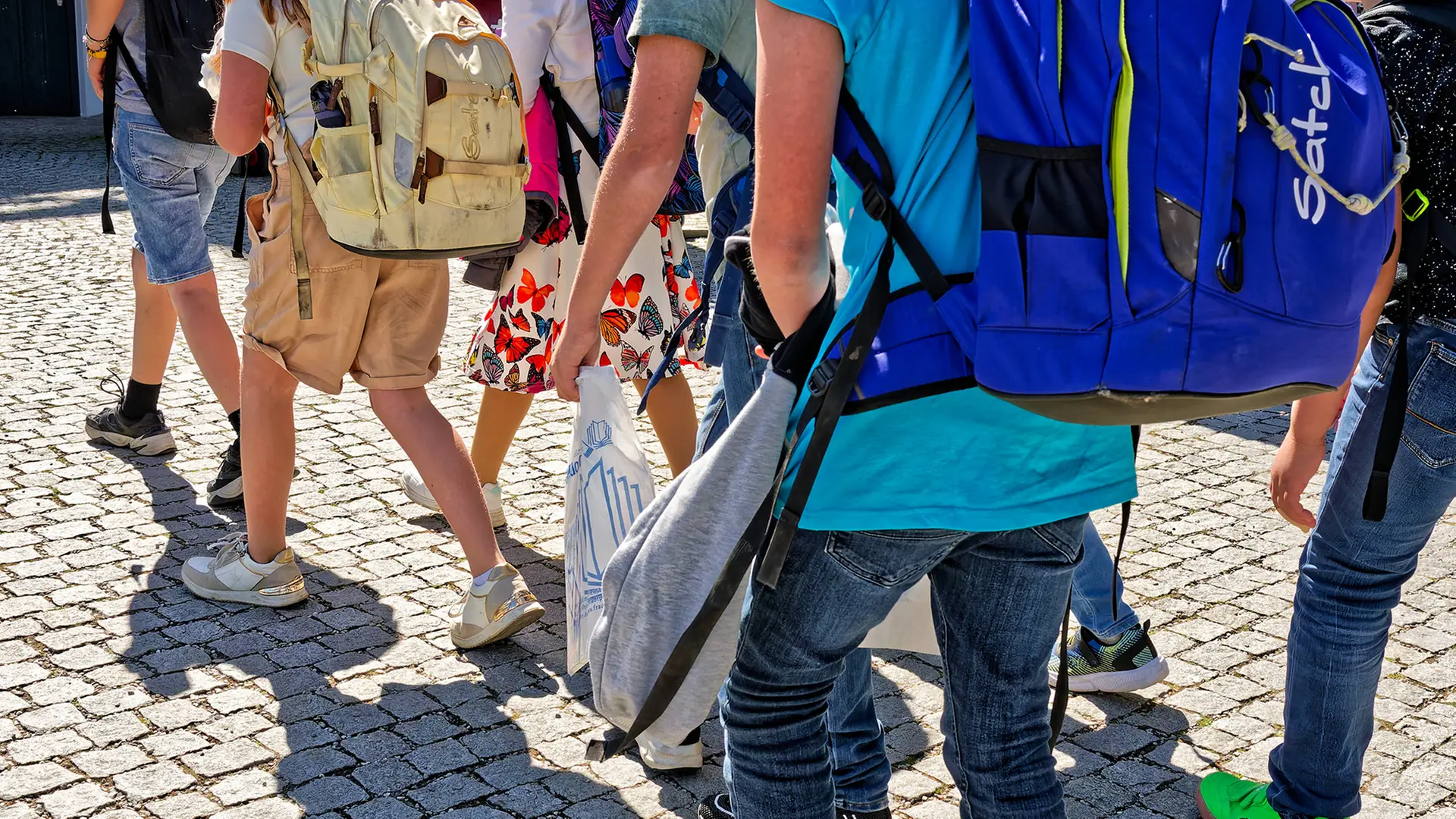 71 Schüler freuen sich auf Klassenfahrt und erleben am Abreisemorgen böse Überraschung