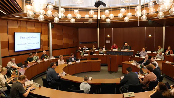Aussschüsse für Sport Bildung und Finanzen sitzen im Plenum beisammen.