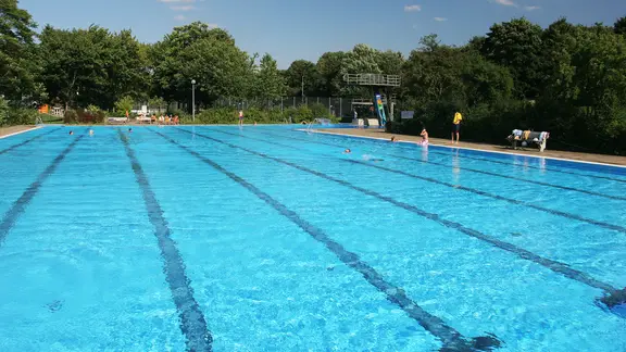 Eine großes Freibad.