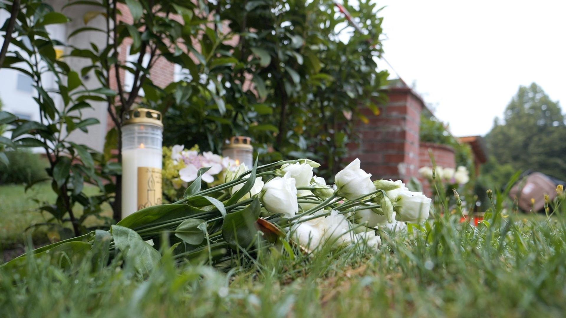 Blumen und Kerzen liegen und stehen vor dem Gebäude einer Jugendeinrichtung. | Jörn Hünecke/dpa 