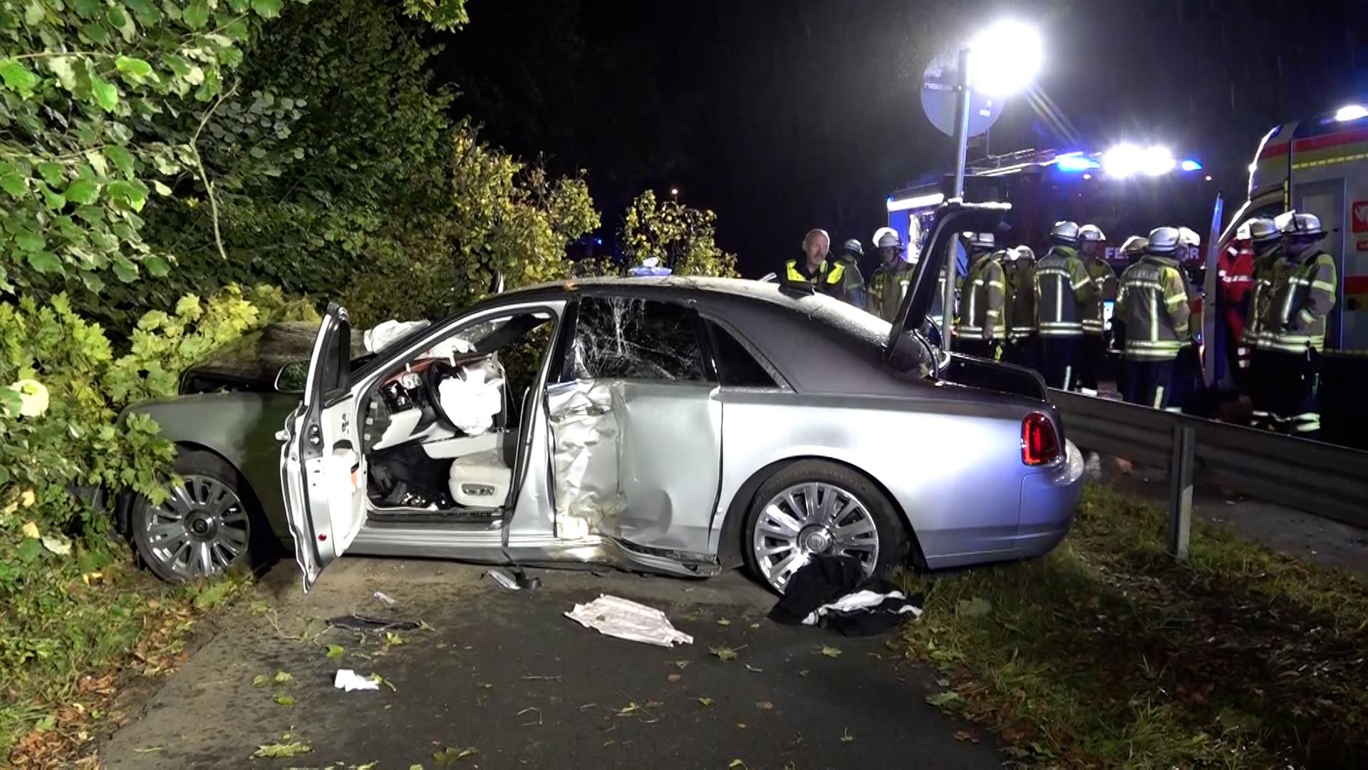 Nach einem Unfall steht ein Wagen schwer beschädigt im Gebüsch. | NonstopNews