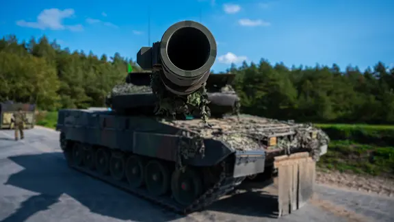 Ein Kampfpanzer der Bundeswehr vom Typ „Leopard 2 A7V“ steht auf einem Übungsplatz.