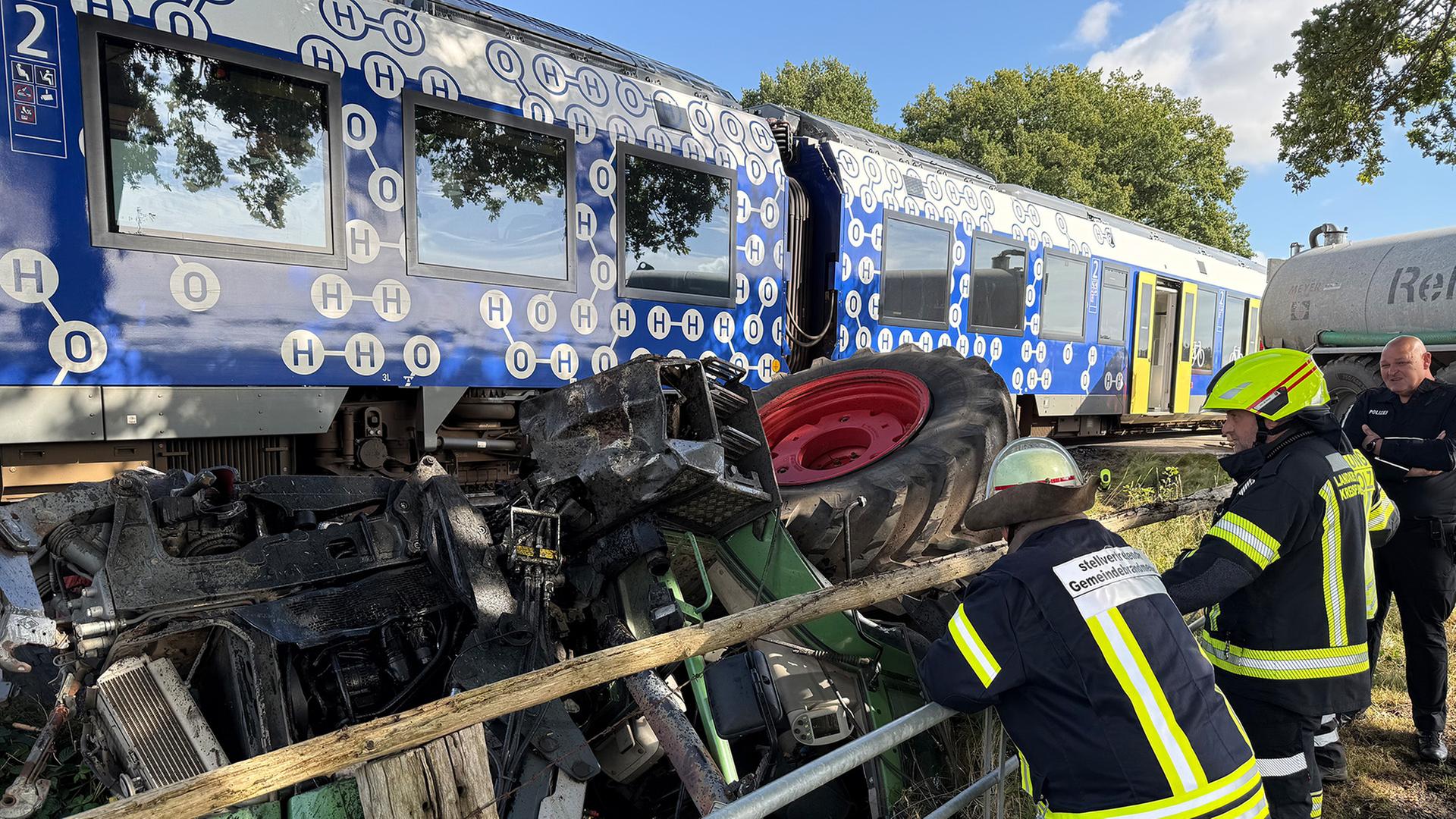 Ein Traktor liegt nach einer Kollision mit einem Regionalzug neben den Schienen. | News5