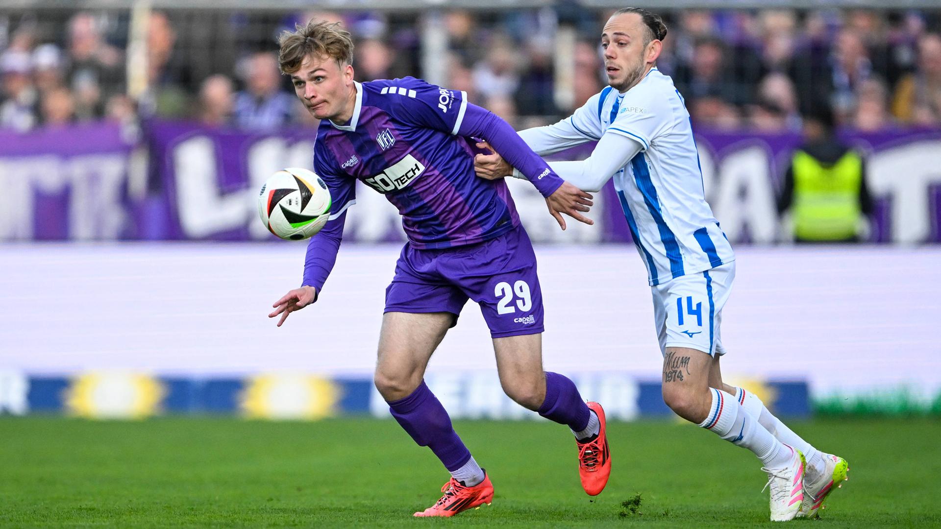 VfL Osnabrück - FC Hansa Rostock: Niklas Niehoff (Osnabrueck) im Zweikampf gegen Adrien Lebeau (Rostock) | imago images / Osnapix