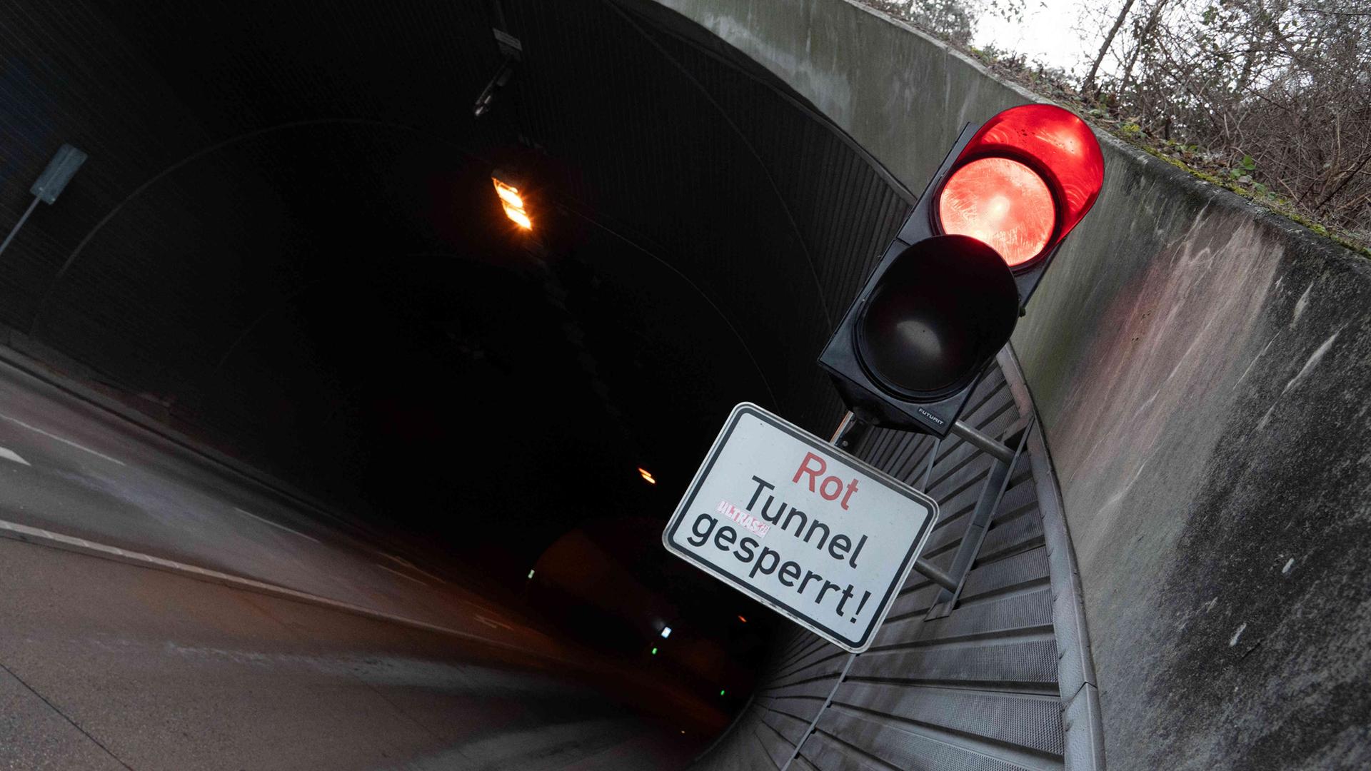 Ein Tunnel ist mit einer roten Ampel versehen.  | picture alliance / SvenSimon | Malte Ossowski/SVEN SIMON