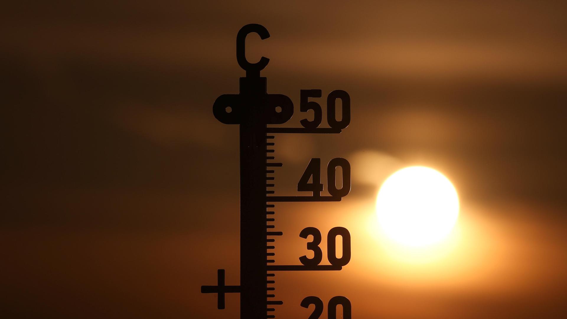 Ein heißer Tag neigt sich dem Ende zu, die Sonne geht langsam unter. | picture alliance/Rene Traut