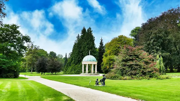 Blick auf den Kurpark mit dem Erdbeertempel in Bad Pyrmont