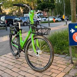 Ein Fahrrad der Sprottenflotte steht in Kiel an einer Station.