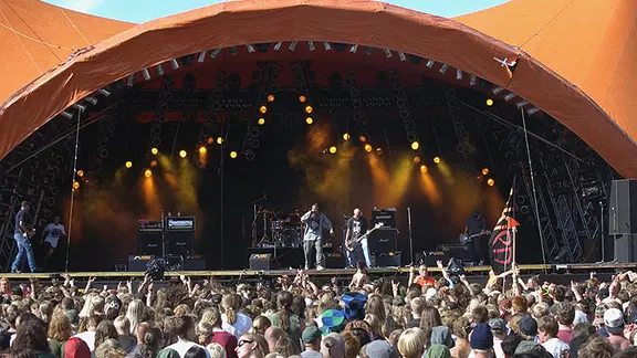 Blick über die Zuschauermenge auf die große Bühne beim Roskilde Musik-Festival in Dänemark. (Aufnahme vom 29.6.1997). Das Festival ist seit 1976 eines der größten seiner Art in Nordeuropa.