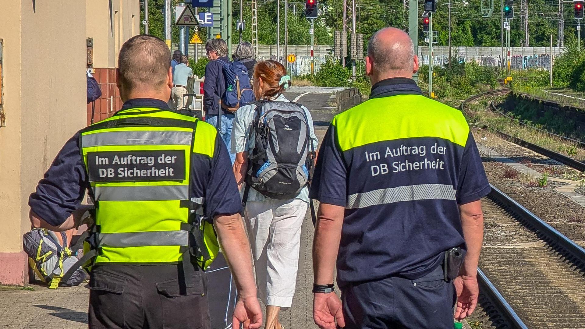Osnabrück: Zwei Kollegen der DB Sicherheit laufen zur Ferienzeit durch den Osnabrücker Hauptbahnhof. | NDR Osnabrück, Ann-Kathrin Hegger
