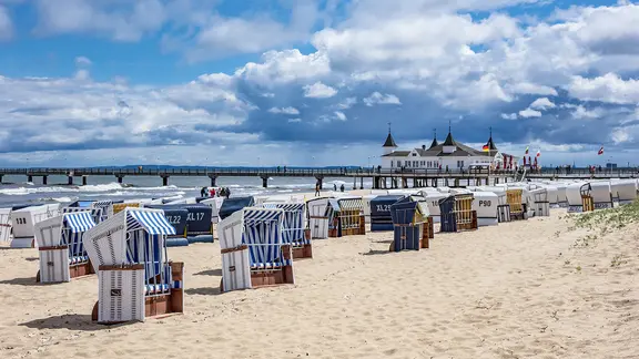 Seebrücke und Strand in Ahlbeck auf Usedom