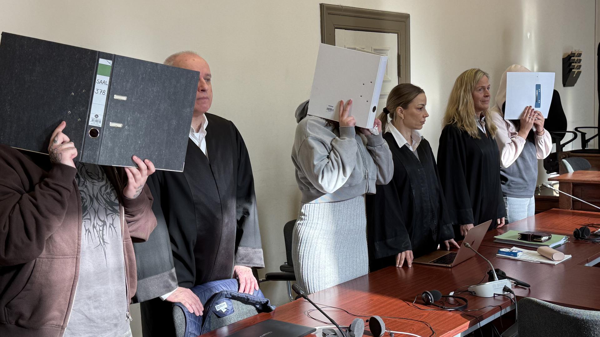 Gegenstände auf Auto geworfen: Prozess gegen drei Angeklagte