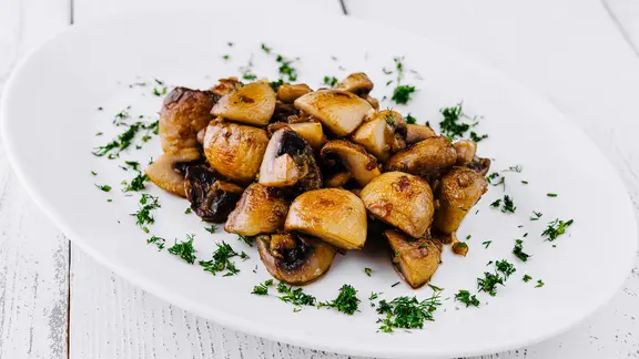 Gebratene Champignons auf einer Platte serviert | Colourbox Gebratene Champignons auf einer Platte serviert