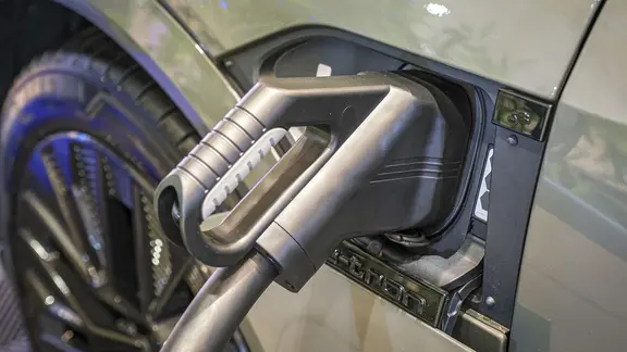 Charging Port Buchse Stecker in modernen Elektrofahrzeug EV Auto Nahaufnahme mit Ladekabel.