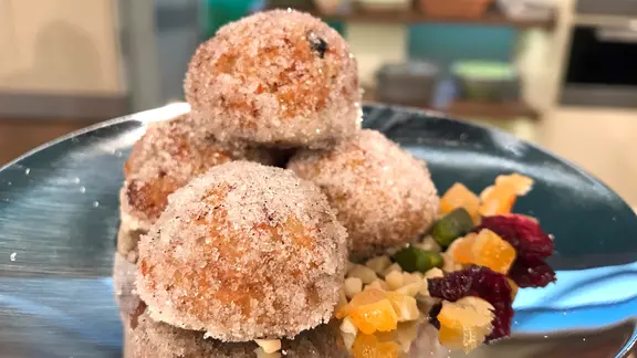 Stollenkonfekt auf einem silbernen Teller serviert. | NDR Stollenkonfekt auf einem silbernen Teller serviert.