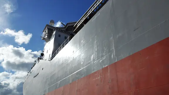 Der Tanker Baltico von unten.