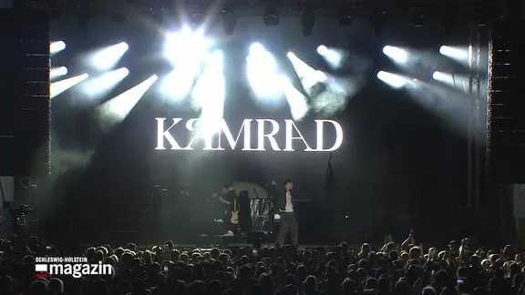 Der Musiker Kamrad auf einer Bühne