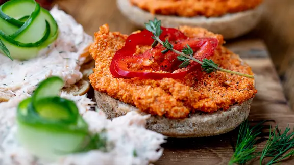Tofu-Paprika-Creme auf einem Dinkel-Brötchen serviert