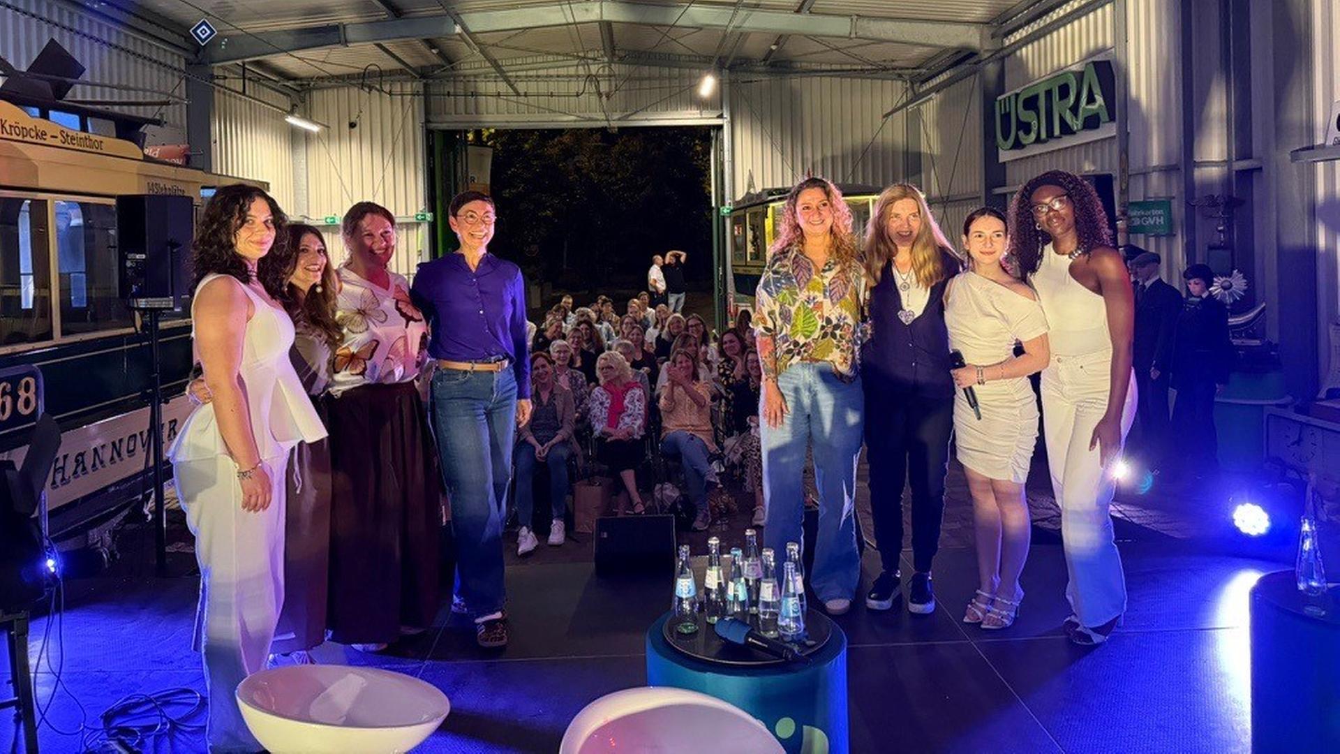 Martina Gilica spricht mit bewegenden Frauen. | NDR