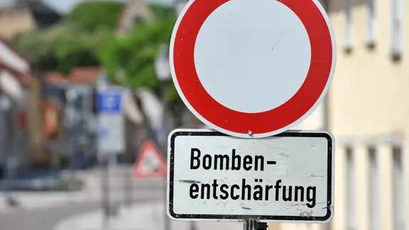Eine Straßenschild "Durchfahrt verboten" mit dem Zusatz "Bombenentschärfung".