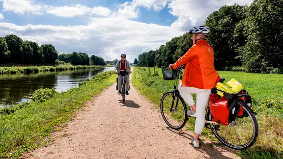 Radfahrer auf dem Radfernweg Alte Salzstraße am Elbe-Lübeck-Kanal | HLMS GmbH / Markus Tiemann Radfahrer auf dem Radfernweg Alte Salzstraße am Elbe-Lübeck-Kanal