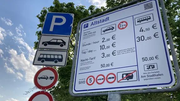 Ein Schild auf einem Parkplatz in Schwerin.