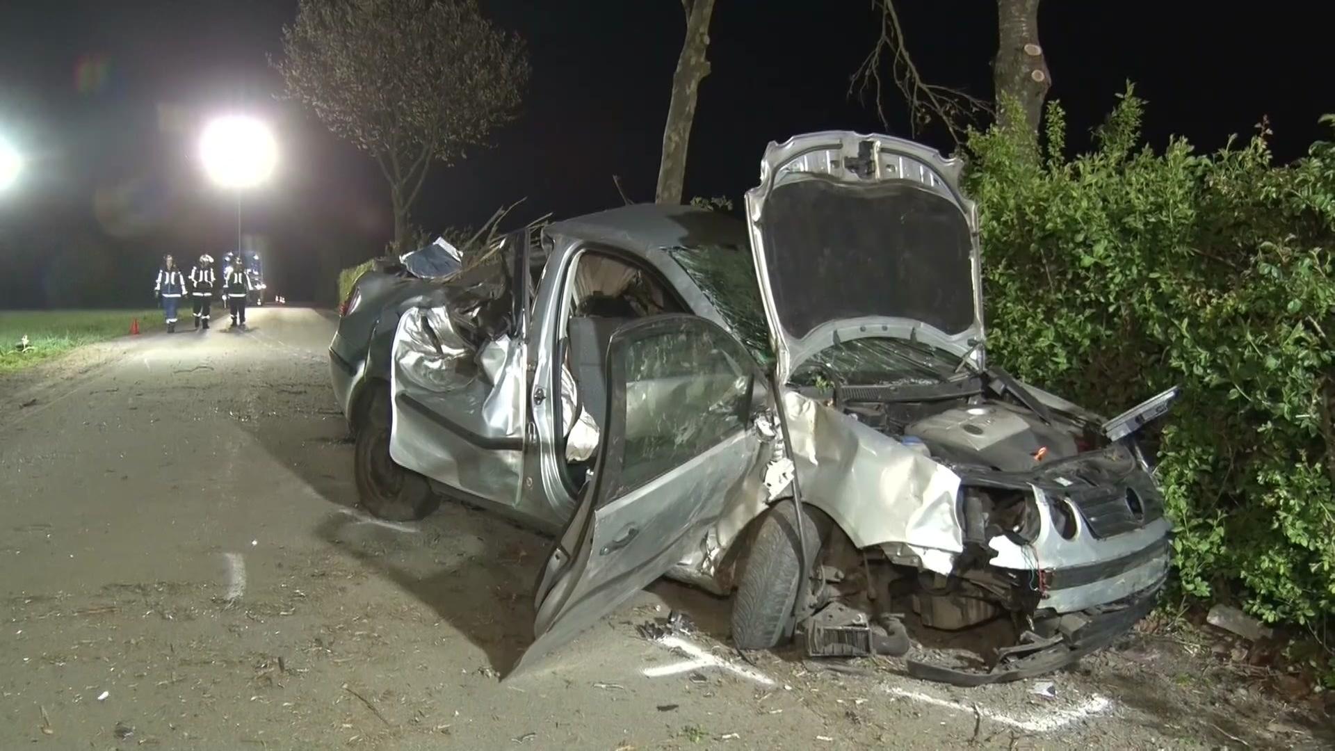 Ein stark beschädigtes Auto steht nach einem Unfall in Damme auf der Straße | Nord-West-Media TV