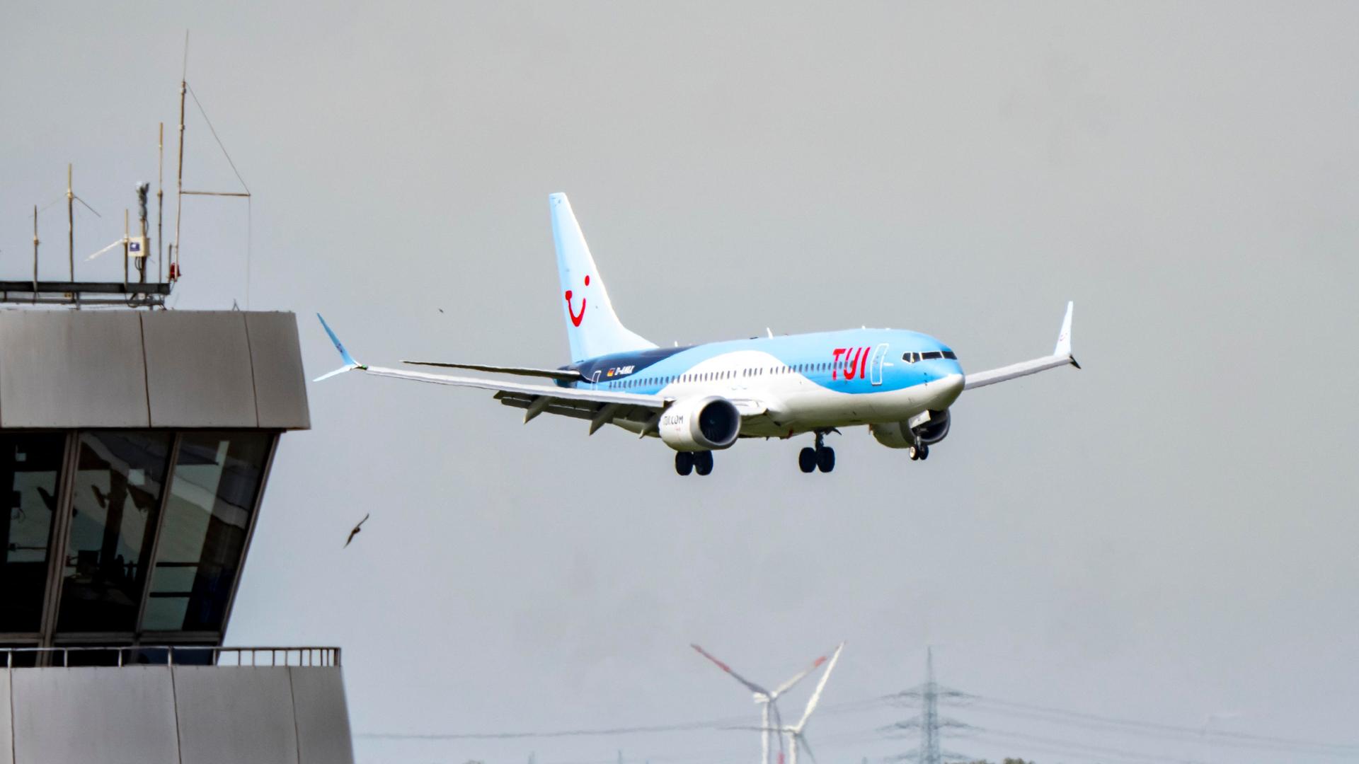 Ein Flugzeug im Landeanflug auf einen Flughafen. | picture alliance / Jochen Tack