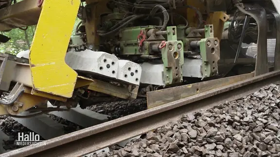 Der Spezialzug "Mammuth" tauscht alte, marode Schwellen gegen neue.