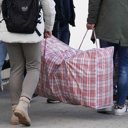 Flüchtlinge aus Syrien kommen mit ihrem Gepäck in einer Erstaufnahmeeinrichtung an.