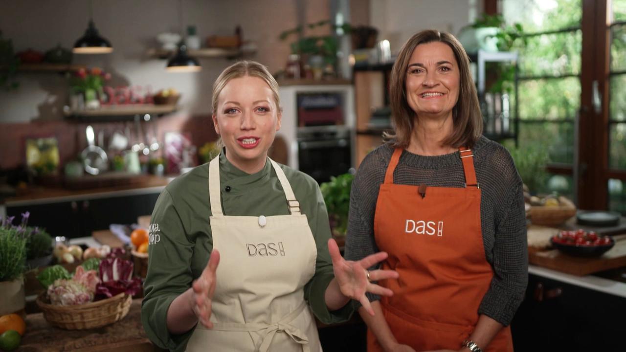Zora Klipp und Inka Schneider beim Kochen