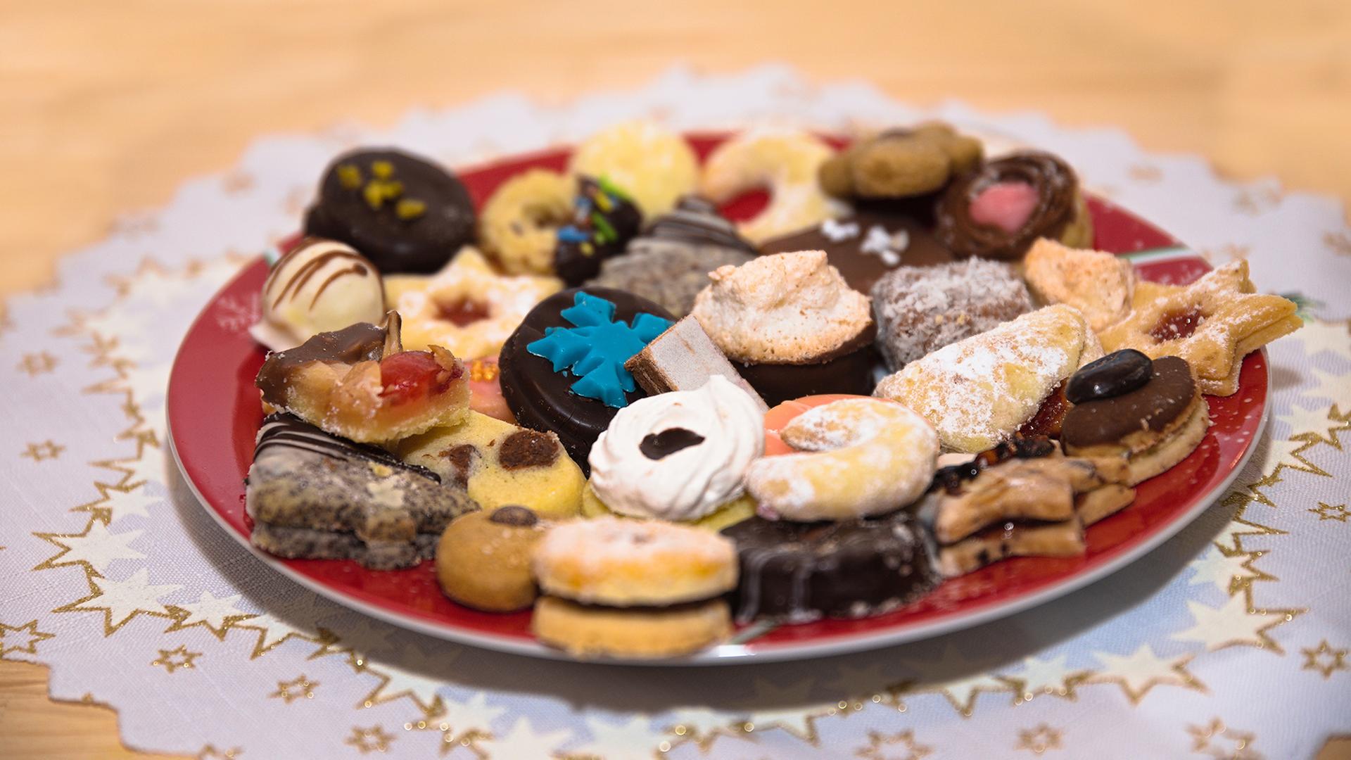 Ein Teller voll mit weihnachtlichen Keksen. | Colourbox, Alfred Hofer