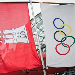 Die Olympia-Flagge und die Fahne Hamburgs vor dem Rathaus (Archivfoto)