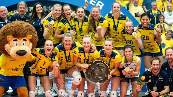 Das Team von SSC Palmberg Schwerin feiert den Gewinn der Deutschen Meisterschaft