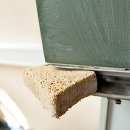 Eine Schultafel und ein Schwamm