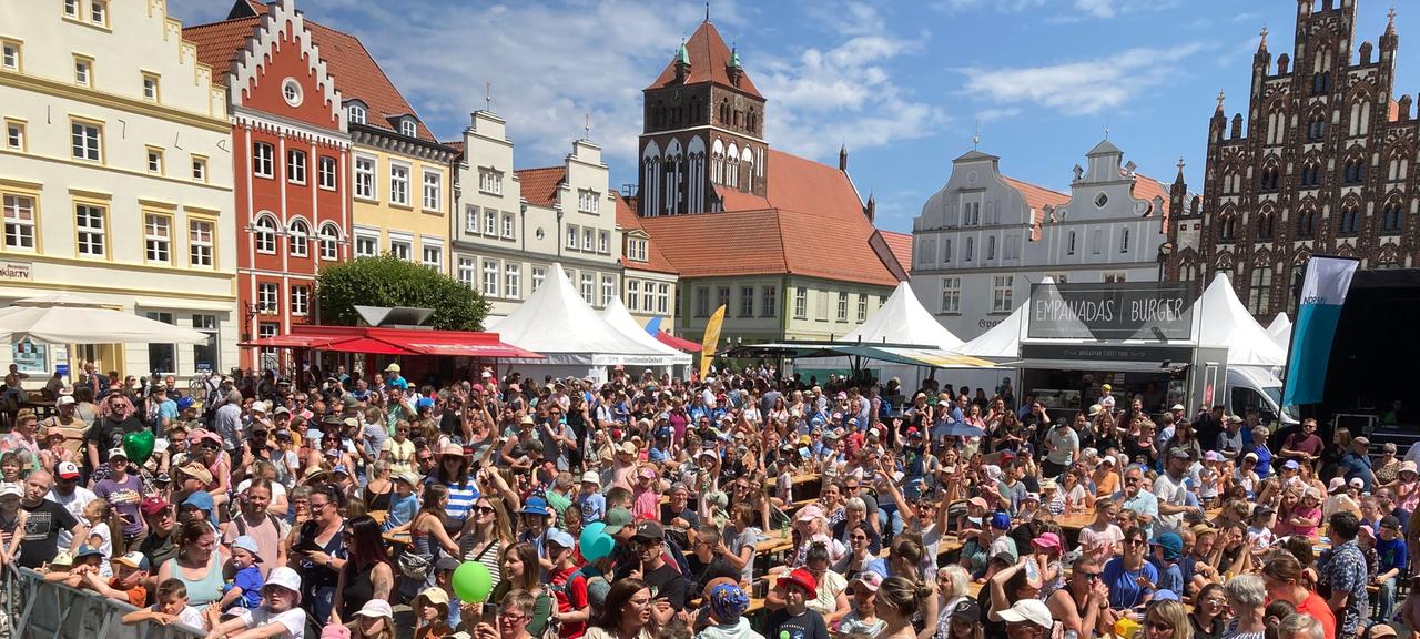 Vor der Bühne am Marktplatz in Greifswald beobachten viele das Programm