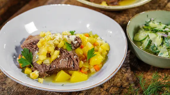 Tafelspitz mit Bouillon-Kartoffeln und Chutney auf einem Teller serviert | NDR, Florian Kruck Tafelspitz mit Bouillon-Kartoffeln und Chutney auf einem Teller serviert