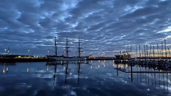 Die Gorch Fock fährt auf der Kieler Förde.