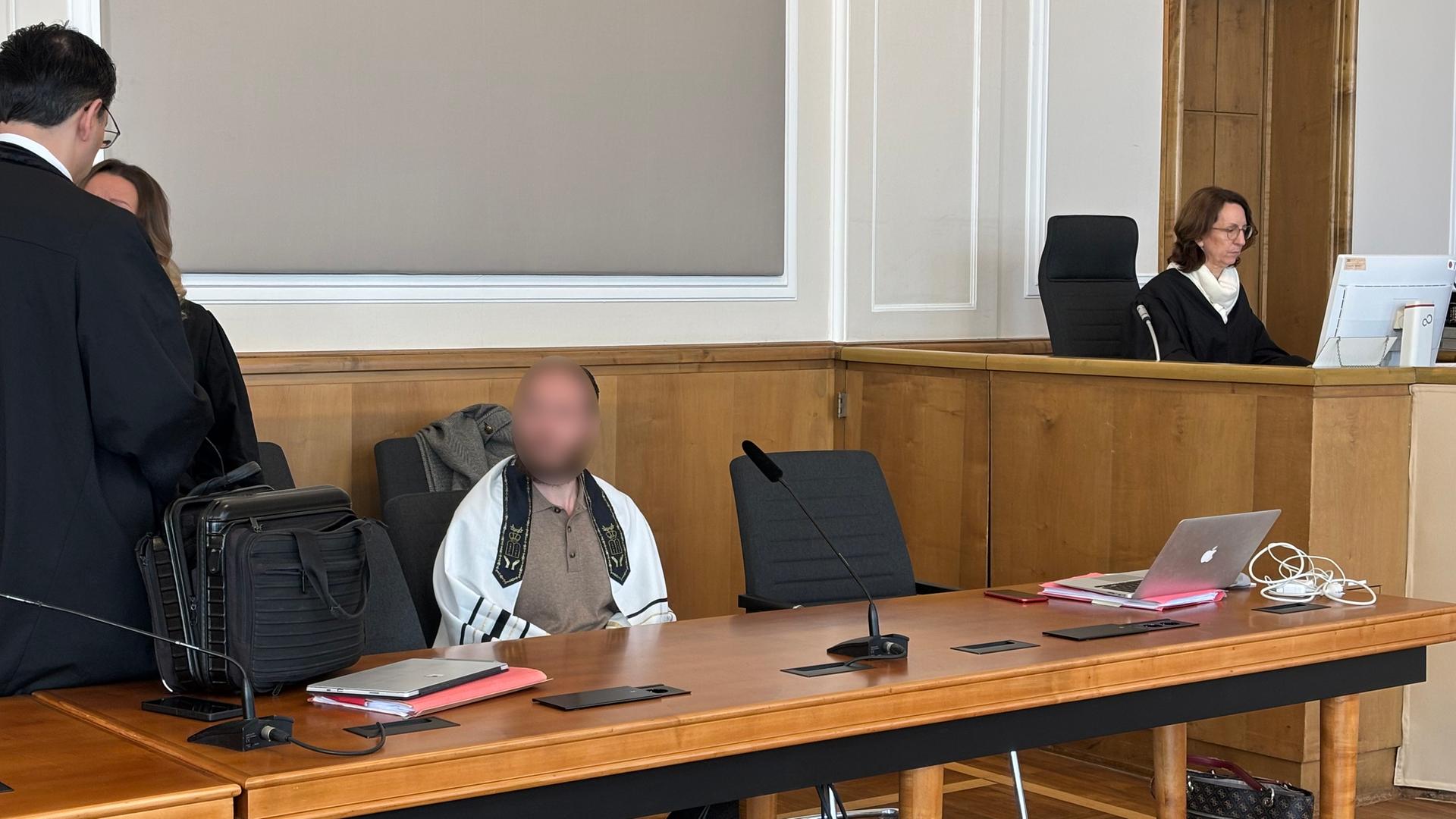 Ein wegen Mordes angeklagter Mann sitzt in einem Saal am Landgericht Osnabrück. | NDR / Anna Niere