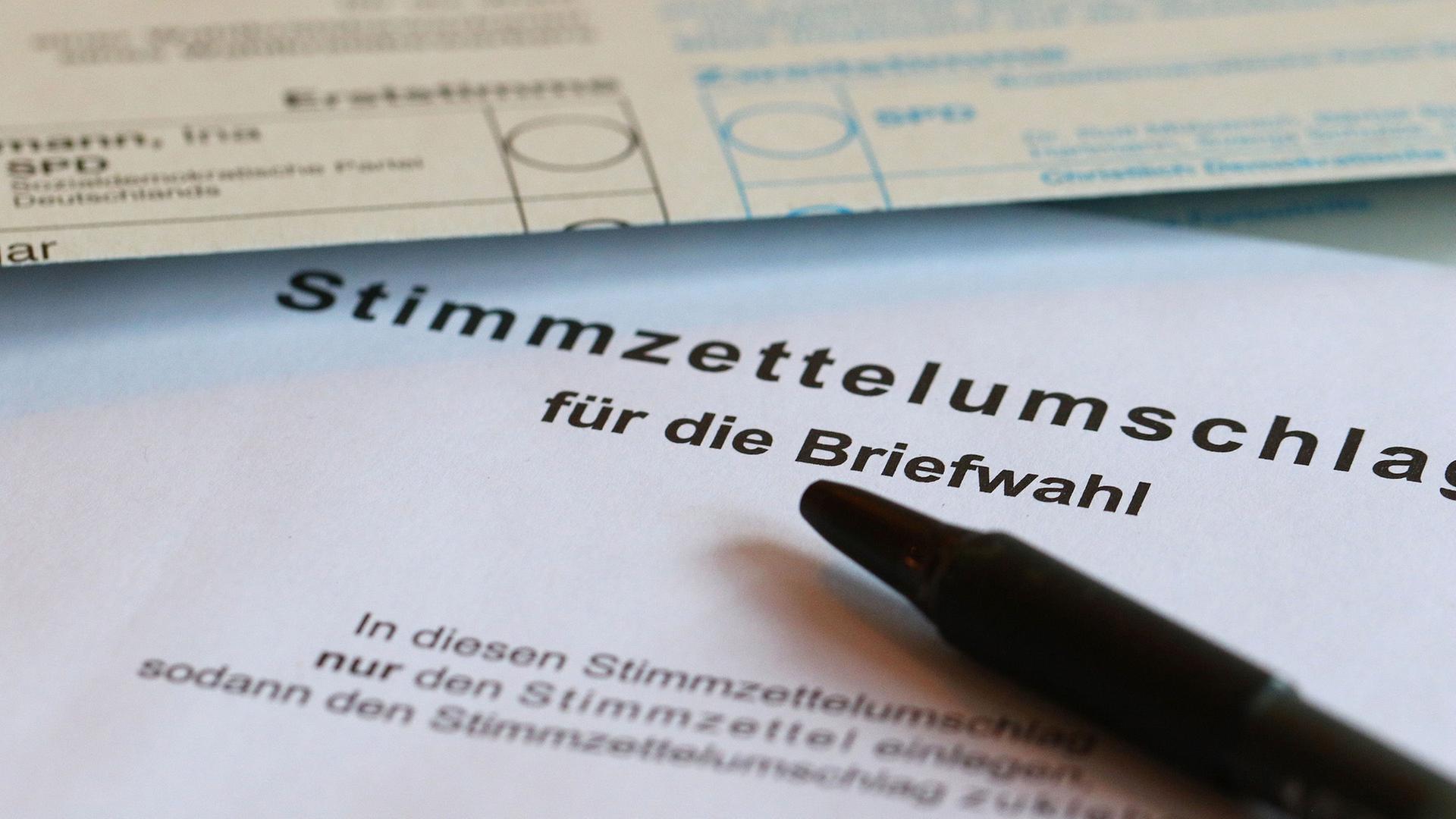 Ein Wahlschein liegt zum Ausfüllen auf dem Tisch bereit. Viele Bürger greifen zur Briefwahl. | picture alliance / pressefoto_korb, Micha Korb